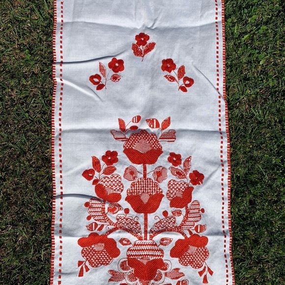 Table Runner - Picture 6 of 7